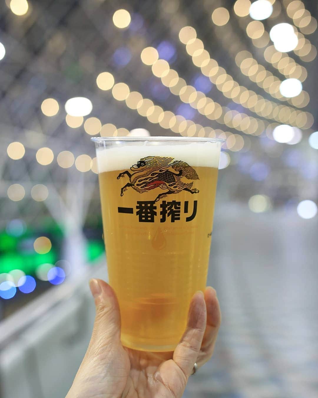 のインスタグラム：「こんばんは。自己満足な写真ばかりでごめんなさい🙇  7/13から開催されている都市対抗野球大会に今年も行って来ました。  5年前に当時の派遣先の社員さんに連れていってもらってからハマりました。  出場している企業とは全然縁もゆかりもないですが、地元広島市のチームや東京のチームを応援して、元気の出る応援やエール交換を観て楽しんでいます。  快適な東京ドームで飲むビールは格別です😋もうたんまり飲みました。  今回贔屓にしているチームは残念ながら敗戦しましたが…😢プロ野球や学生野球とはまた違った楽しさがあります。  野球お好きな方なら、是非一度は観に行ってほしいです☺️来年も行くぞ❗ #都市対抗野球 #社会人野球 #東京ドーム #ビール #ビール女子 #ビールおばさん #ビールクズ #キリンビール #キリン一番搾り #きょうのキリン #玉ボケ #野球 #酒好きな人と繋がりたい #igersjp #baseball #tokyodome #tokyocameraclub #beer #beerlover #飲酒タグラム #トコトコサケメグリ」