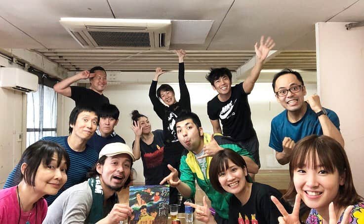 山中崇史のインスタグラム：「SYOMIN'S『砂の家族』全公演が無事に終了しました。 ご来場下さいました皆様、ありがとうございました😊 写真は稽古初日、稽古終盤、公開GP、打ち上げの集合写真です。 さぁ、また次へ‼️ #砂の家族  #syomins #集合写真」