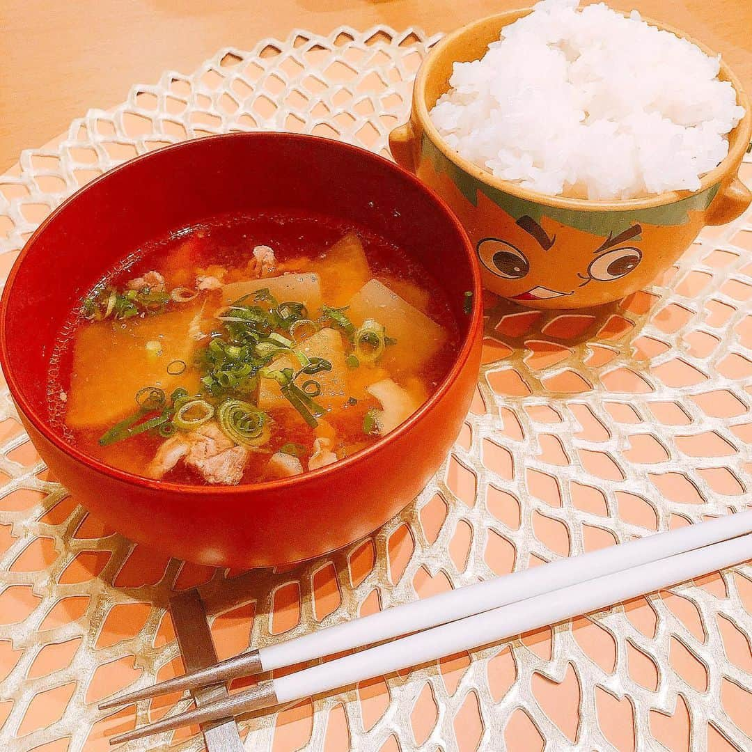 うえむらちかさんのインスタグラム写真 - (うえむらちかInstagram)「おうちで #お手軽料理 がマイブーム🍙💕﻿ ﻿  最近作ったのは…﻿ ﻿ ﻿ ::::::::::୨୧:::::::::: ୨୧ menu ୨୧::::::::::୨୧:::::::::::﻿ ﻿ ❀クラムチャウダードリア﻿ ❀サーモン丼﻿ ❀納豆腐のせサーモン丼﻿ ❀豚汁﻿ ﻿ ::::::::::୨୧::::::::::୨୧::::::::::୨୧:::::::::::୨୧:::::::::::﻿ ﻿ #クラムチャウダードリア は﻿ ﻿ #グリルパン に﻿ ご飯をとクラムチャウダーの粉をかけ﻿ 水で混ぜ﻿ ポークビッツとヤングコーンとチーズを手でちぎってのせて10分間 #グリル で焼くだけの包丁も使わない究極のずぼら…いえ、お手軽料理🍳笑﻿ ﻿ お皿も要らないから洗い物の手間まで省けて楽チンです✌️﻿ ﻿ ﻿ そして大好きな #サーモン丼 は﻿ 山芋をのせたり、納豆と豆腐を合わせてのせたりと少しずつバリエーションを変えて食卓に🐟﻿ ﻿ @tauhiroshima  で買った #くれさき本店  の #あじタスしょうゆ のいりこ入りをかけるのがお気に入り💕﻿ ﻿ ﻿ どれも15分あれば食べれるので﻿ めんどくさがりやな私にとっても合ってる料理スタイルです笑﻿ ﻿ もっとバリエーションを増やしていきたいですね❣️﻿ ﻿ ﻿ #うえむらちからメシ #cooking﻿ #うえむらズボラ飯 #時短料理﻿ #うえむらちかのおうちごはん #ドリア #丼 #豚汁」7月22日 20時07分 - uemurachika