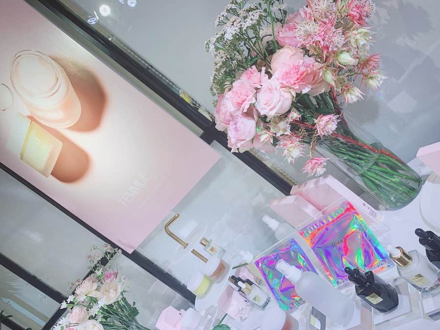 横町ももこさんのインスタグラム写真 - (横町ももこInstagram)「💖 . 韓国発モダンボタニカルスキンケアブランド『FEMMUE』の新作発表会にいってきた✨ . 新作のスリーピングパックとスクラブは肌に負担のないサラッとしたテクスチャーだけどもっちりしっとりするし 女子力の高いバラの香りとかわいいピンクのパッケージでオススメよ🌹✨ . #コスメ#スキンケア#韓国#ボタニカル#新作#スリーピングパック#スクラブ#FEMMUE#ファミュ#韓国コスメ#基礎化粧品#beauty#美容#展示会#skincare#makeup#保湿#美白#オーガニック#オーガニックコスメ#organic  #recommend#女子力#オススメ #コスメキッチン」7月22日 20時07分 - momochadayo