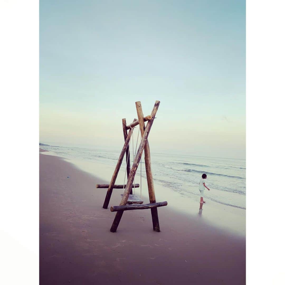奥菜恵さんのインスタグラム写真 - (奥菜恵Instagram)「朝の散歩は早起きの長女と。  生温かい風も、まだ柔らかい光も、少し冷たくなった海水も、足元の砂の感触も、全てが静かに沁み入るようで幸せな時間が続いています。 今日は母のバースデー。ありがとうと言葉で伝えるのは簡単で、ちゃんと言葉と行動が繋がっているのか自分自身に問う事が増えたのも、私も親になったからか。海を見ながらそんなことをふと考える。 この今の瞬間、この瞬間がどれほど愛おしくて尊いものでしょう。今生きていること、生かされていることに感謝。  #ハッピーバースデー #旅 #trip #sea #morning #家族旅行 #癒し #感謝」7月22日 20時07分 - megumi_okina