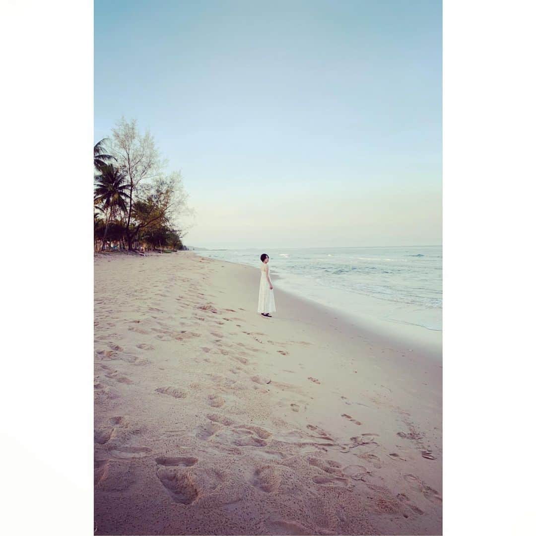 奥菜恵さんのインスタグラム写真 - (奥菜恵Instagram)「朝の散歩は早起きの長女と。  生温かい風も、まだ柔らかい光も、少し冷たくなった海水も、足元の砂の感触も、全てが静かに沁み入るようで幸せな時間が続いています。 今日は母のバースデー。ありがとうと言葉で伝えるのは簡単で、ちゃんと言葉と行動が繋がっているのか自分自身に問う事が増えたのも、私も親になったからか。海を見ながらそんなことをふと考える。 この今の瞬間、この瞬間がどれほど愛おしくて尊いものでしょう。今生きていること、生かされていることに感謝。  #ハッピーバースデー #旅 #trip #sea #morning #家族旅行 #癒し #感謝」7月22日 20時07分 - megumi_okina