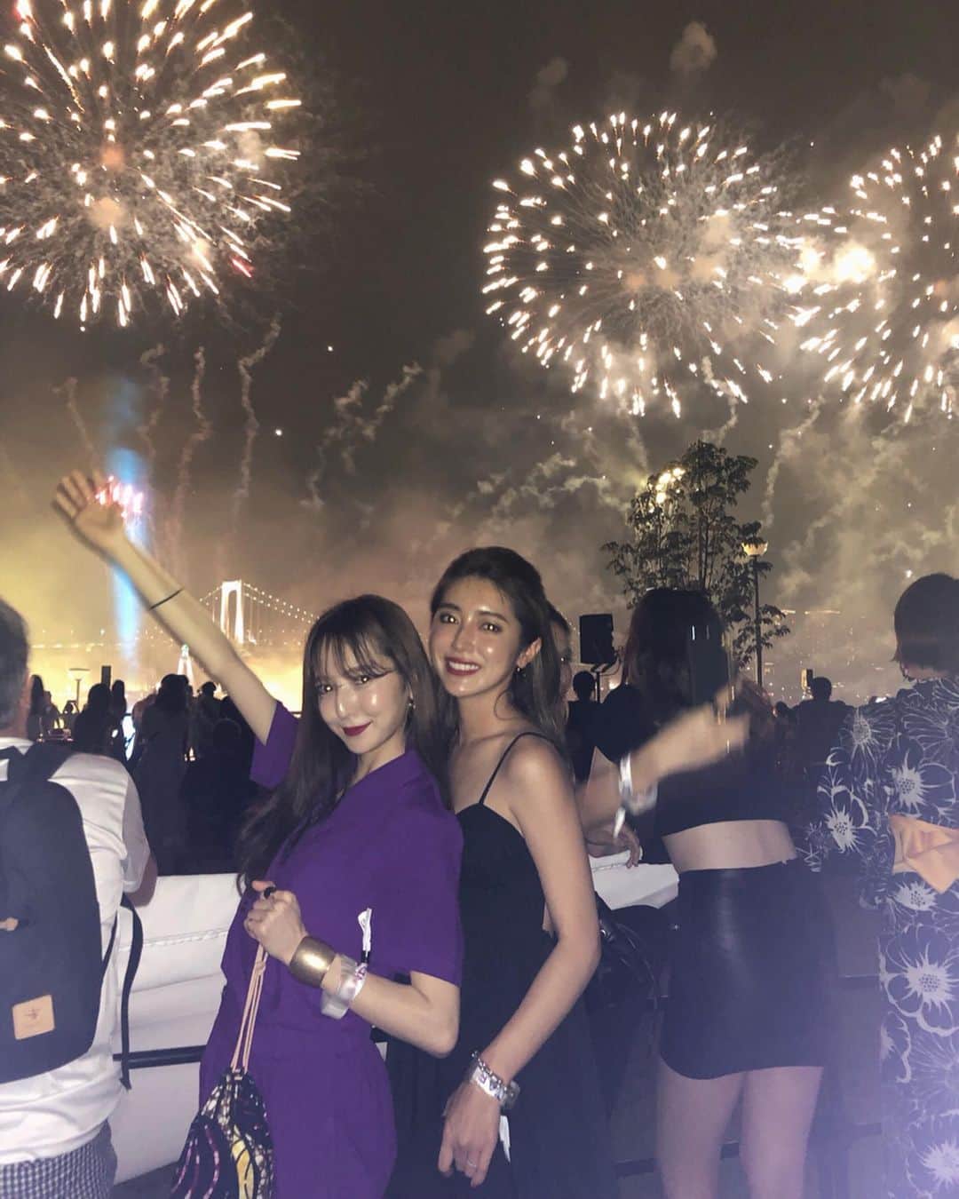 平木愛美のインスタグラム：「先日のstariland、今年もとっっっても素敵な花火だったなあ💞🚀 あしもとは芝生な心地よい空間で、豊洲のほうからみえるお台場のキラキラしたロケーションとももに 花火の迫力がとっても凄くて美しくて、感動しました🧡  花火の動画をシェアさせてください♡  その後は皆んなで、ホルモンを食べたよー💓😋美っ味しいーーー！  @starisland_world 💫🎆」