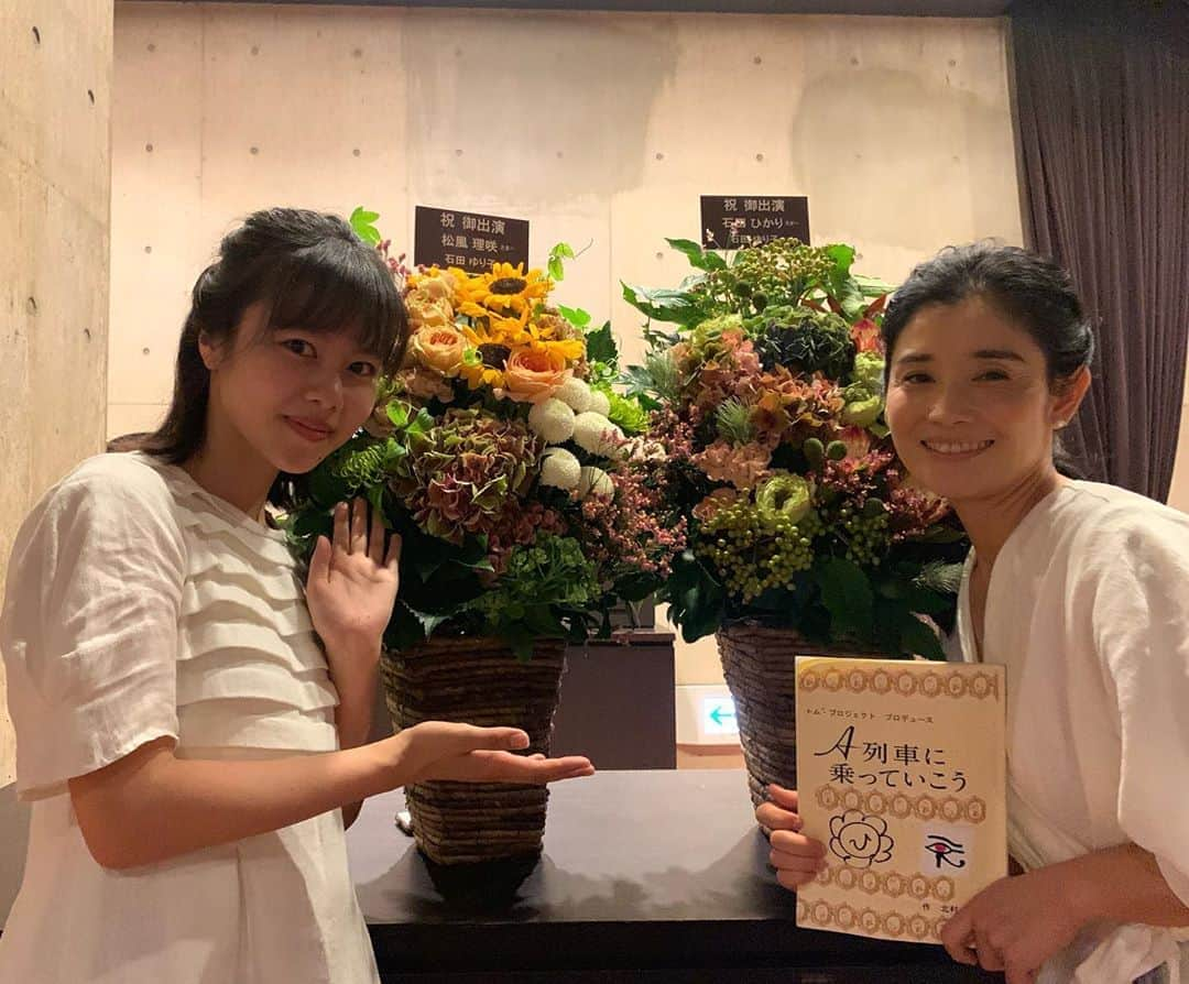 石田ひかりさんのインスタグラム写真 - (石田ひかりInstagram)「姉が 理咲ちゃんとわたしに すてきなお花を贈ってくれました☺️ ありがとう〜☺️☺️☺️ #a列車に乗っていこう」7月22日 20時01分 - hikaringo0525