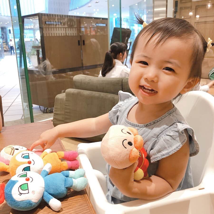 mariomi324さんのインスタグラム写真 - (mariomi324Instagram)「ランチは#ベイクウォーター の#nikoandcafe 😋💕 #フォアグラのオムライス が食べたかった💜 ついにお迎えした#アンパンマン のぬいぐるみ😂 ＊ ＊ ＊ ＊ #1歳 #1歳9ヶ月 #女の子ママ #ベビーコーデ #キッズコーデ #kidsfashion #cafe #カフェ巡り#東京カフェ巡り #横浜カフェ #お茶の時間 #teatime #babygap #ベビーギャップ #ランチ #lunchtime #onthetable #カフェごはん #子連れランチ #子供とお出かけ #子供のいる暮らし #こどものいる暮らし #オムライス #フォアグラ #nikoand」7月22日 20時02分 - mario_ym324
