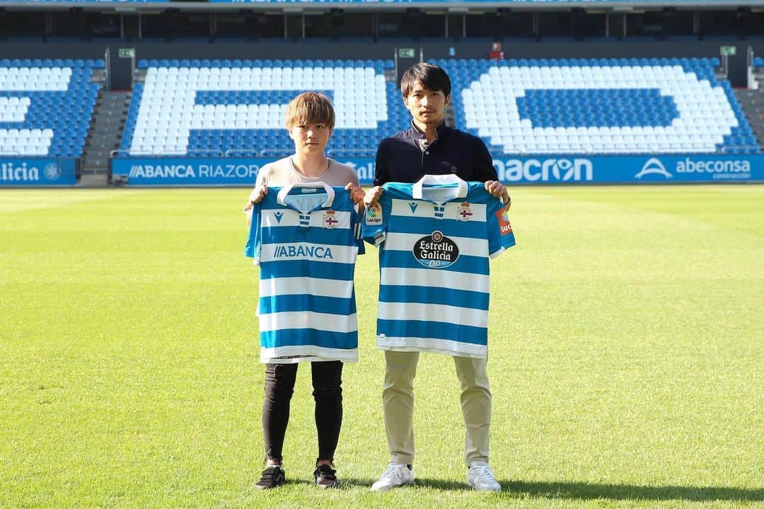 山本摩也のインスタグラム：「. Ha sigo un placer de estar juntos en la presentación de Gaku🇯🇵🤝 RC Deportivoに新加入した柴崎岳選手の入団会見に同行しました。 互いにこのクラブを盛り上げれるよう、日本人女子選手もいる事を伝えれるよう新シーズン頑張ります!  @rcdeportivo」