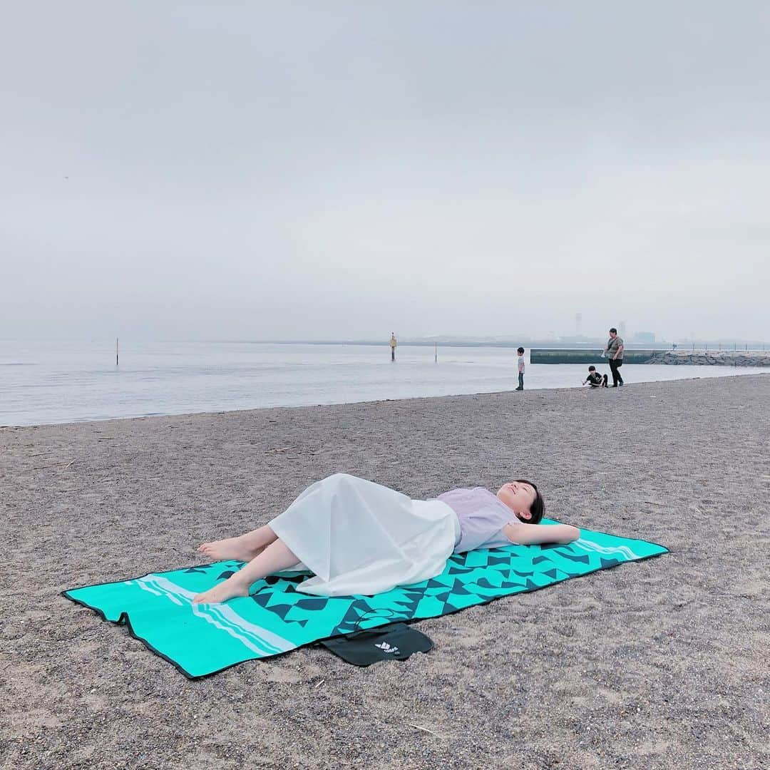 片渕茜さんのインスタグラム写真 - (片渕茜Instagram)「. 先週月曜日に続き、今日も海からのトレたまです！ 海でレジャーシートを使うと、砂がシートに上がってきてしまいますが…これを解決するトレたまです。 . それにしても、どんよりしていますね笑 梅雨が明けてほしいような、暑くなって欲しくないような…😕 . 今夜11:00〜 テレビ東京系列 WBSで！  #wbs #トレンドたまご #トレたま」7月22日 20時04分 - akane_katafuchi