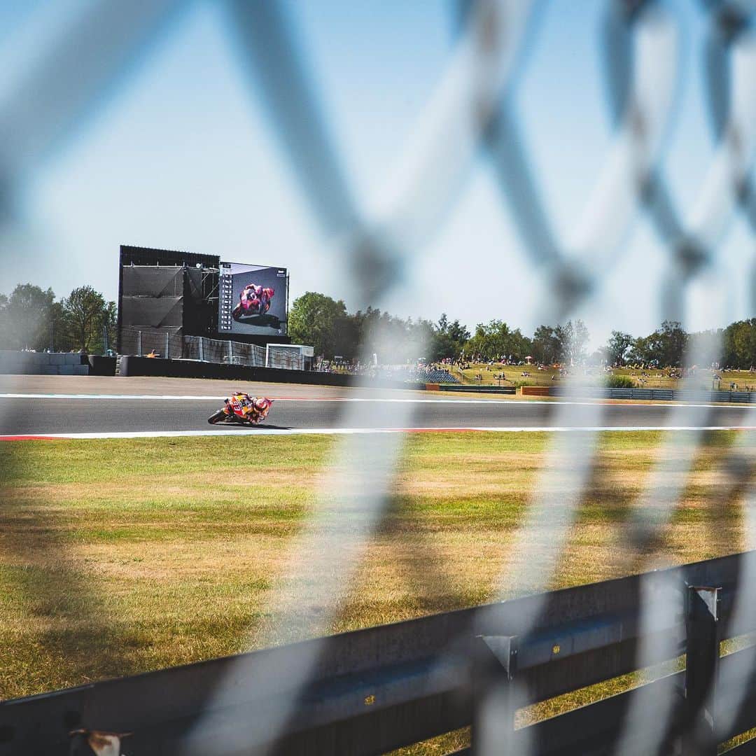 レプソル・ホンダのインスタグラム：「We found an 👽 caged at #Area51, ⬅️ to see what it can do 😱 ⠀⠀⠀⠀⠀⠀⠀⠀⠀ Don’t worry, we smuggled it out 👀 ⠀⠀⠀⠀⠀⠀⠀⠀⠀ #Aliens #Conspiracy #25RepsolHonda #Repsol #Government #InstaMoto #Motorcycles #Racing #Alien #stormarea51」