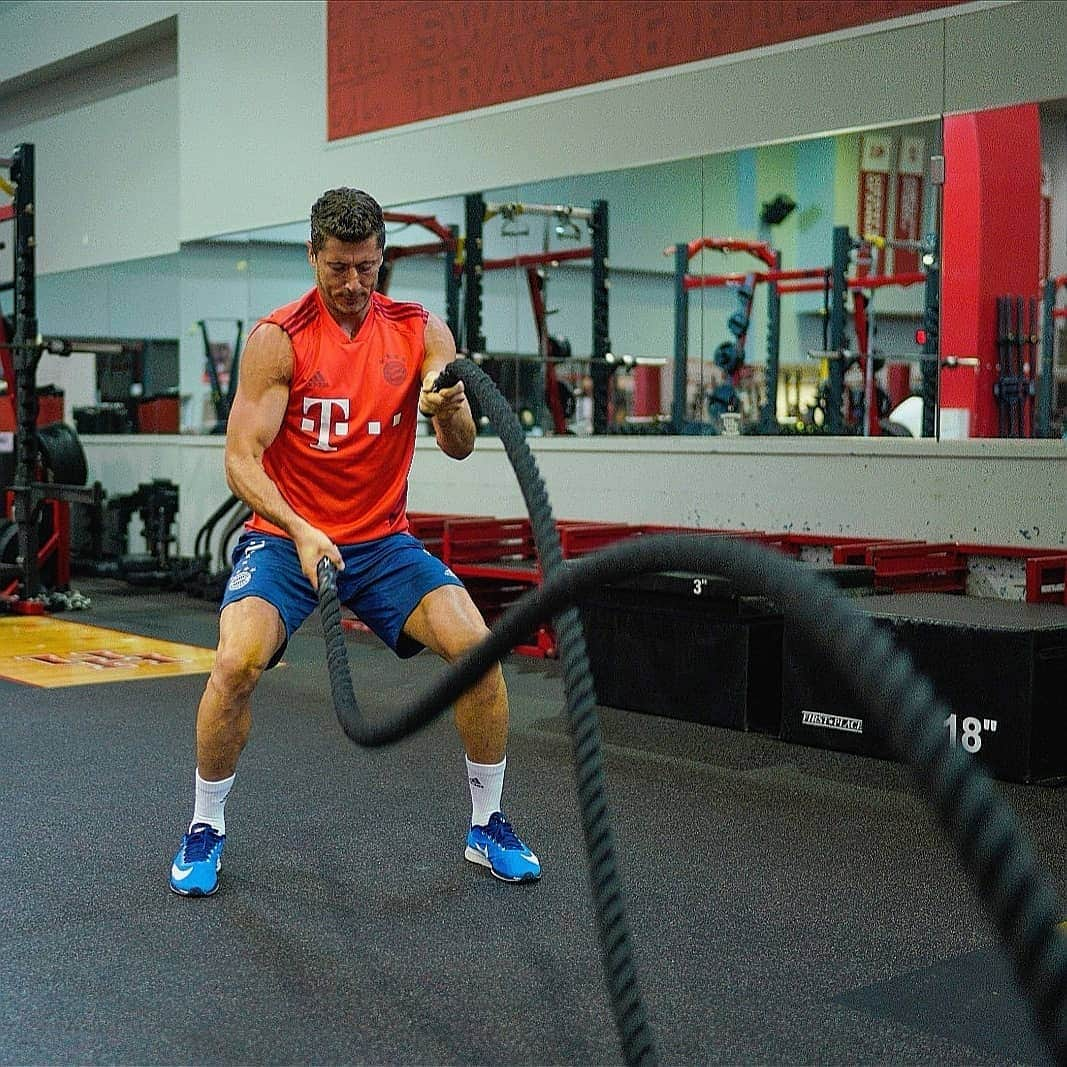 ロベルト・レヴァンドフスキさんのインスタグラム写真 - (ロベルト・レヴァンドフスキInstagram)「Work🔥🔥🔥 #workout #motivation @fcbayern」7月22日 20時10分 - _rl9