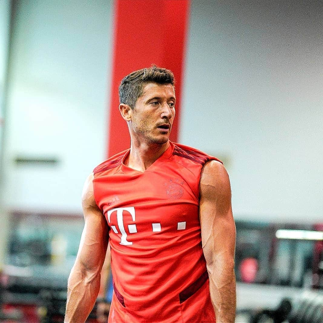 ロベルト・レヴァンドフスキさんのインスタグラム写真 - (ロベルト・レヴァンドフスキInstagram)「Work🔥🔥🔥 #workout #motivation @fcbayern」7月22日 20時10分 - _rl9