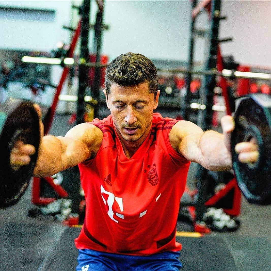 ロベルト・レヴァンドフスキさんのインスタグラム写真 - (ロベルト・レヴァンドフスキInstagram)「Work🔥🔥🔥 #workout #motivation @fcbayern」7月22日 20時10分 - _rl9