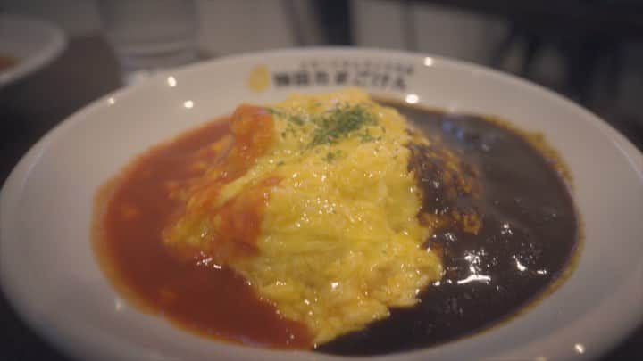 サイモンとマルティナのインスタグラム：「New video up now 🚨 We’re taking you for some simple Japanese comfort food #omurice but before we do that, you’ll have to survive the long and winding road of sleepy Simon and sleep deprived Martina as we attempt to put one foot in front of the other in order to arrive at our destination! 🧟‍♀️🧟‍♂️ #オムライス」