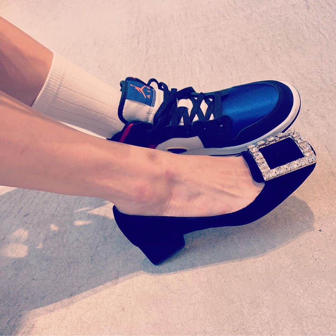 辻直子さんのインスタグラム写真 - (辻直子Instagram)「#shoes#takemeout #bluesatin#VS#bluevelvet#sneaker#VS#heel どっち？」7月22日 20時11分 - naoko.ts