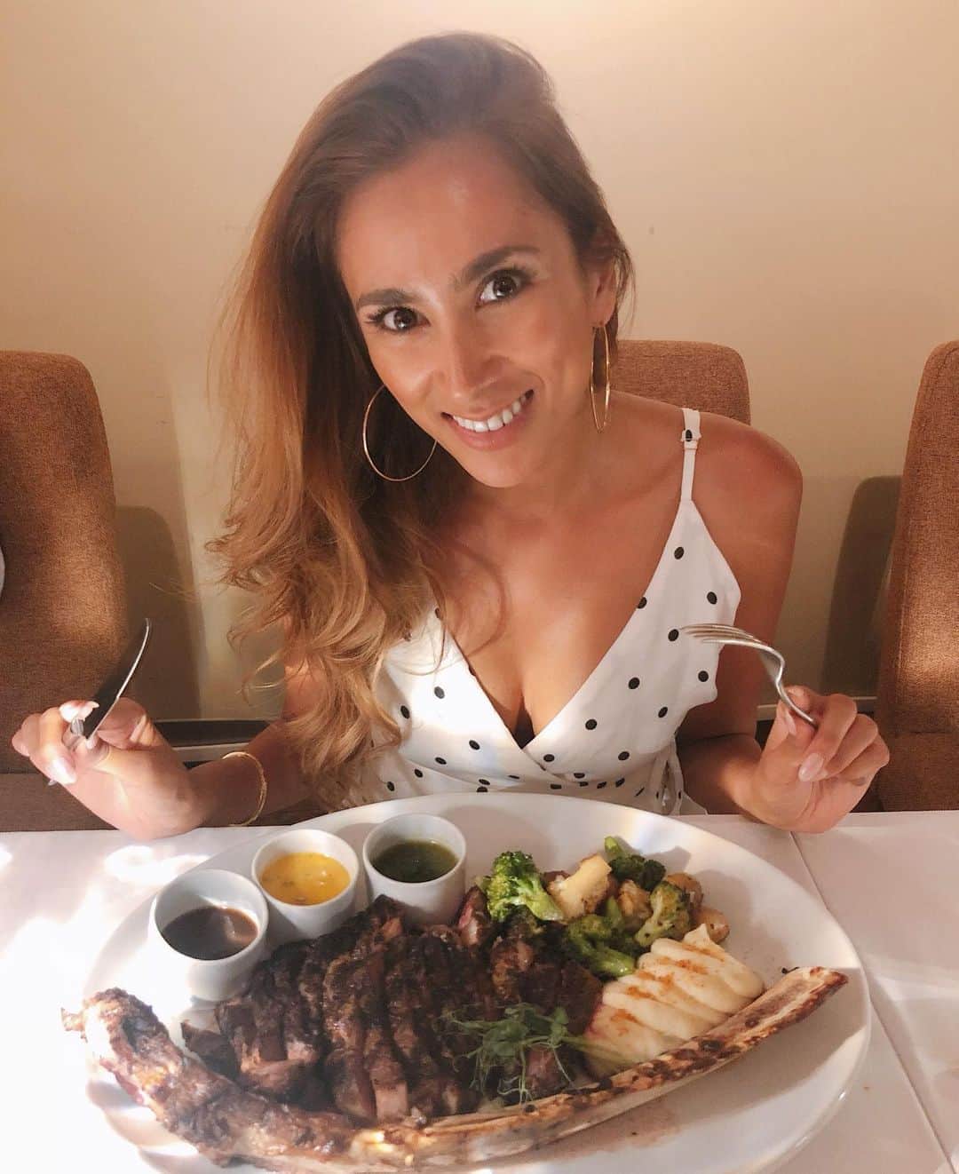 MALIAさんのインスタグラム写真 - (MALIAInstagram)「steak dinner🥩🍴🍸 . グアムでのオシャレdinnerはココ♥️ Guam Plaza Hotelの1階にある ステーキハウス🥩に行きました✌🏽 . #グアム #guam #rootz #ステーキハウス #素敵 #レストラン #美味しかったよ 😋👍🏽」7月22日 20時12分 - maliarehman