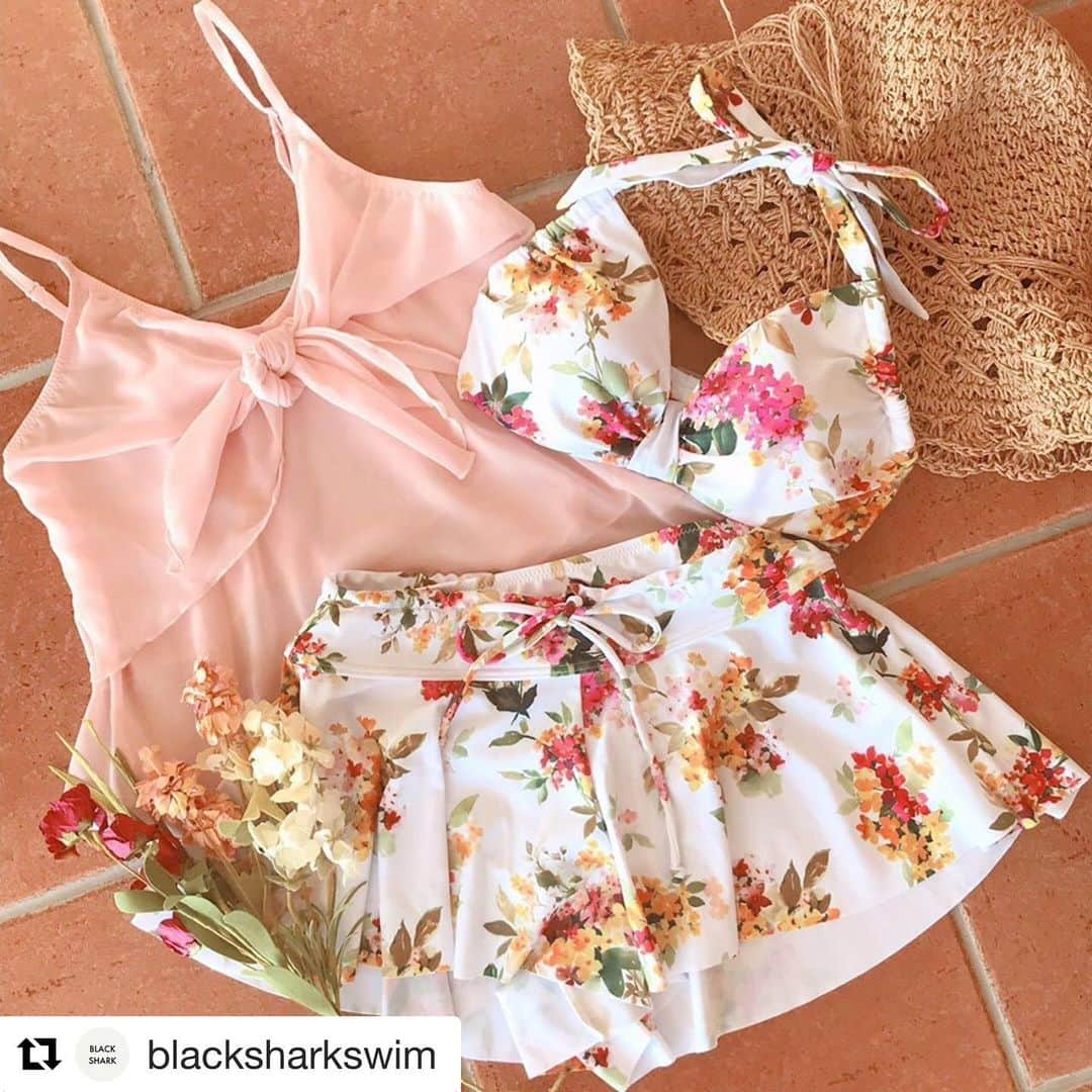 LAISSE PASSEさんのインスタグラム写真 - (LAISSE PASSEInstagram)「swim wear🌺﻿ ﻿ ﻿ ♥️ハイドランジアビキニ4点Set﻿ RED/SAX/NVY﻿ ﻿ #Repost @blacksharkswim with @get_repost﻿ ・・・﻿ .﻿ ++ 2019 NEW ++﻿ シフォンのキャミはそのまま2段フリルで着たり胸元で結んだり2パターンで楽しめます💕﻿ お腹が隠れるので水着に慣れていない方にも挑戦しやすいデザインです🙌🧡﻿ .﻿ .﻿ 【LAISSE PASSE】﻿ 09505﻿ ¥18,000+tax﻿ size: 7S / 9M / 11L﻿ .﻿ color : red / sax / navy﻿ .﻿ .﻿ .﻿ .﻿ #swimwear #swim #bikini #beach  #laissepasse  #水着 #海外旅行 #旅行 ﻿ #大人可愛い #flower #pool #trip #resort #pink」7月22日 20時14分 - laisse_passe