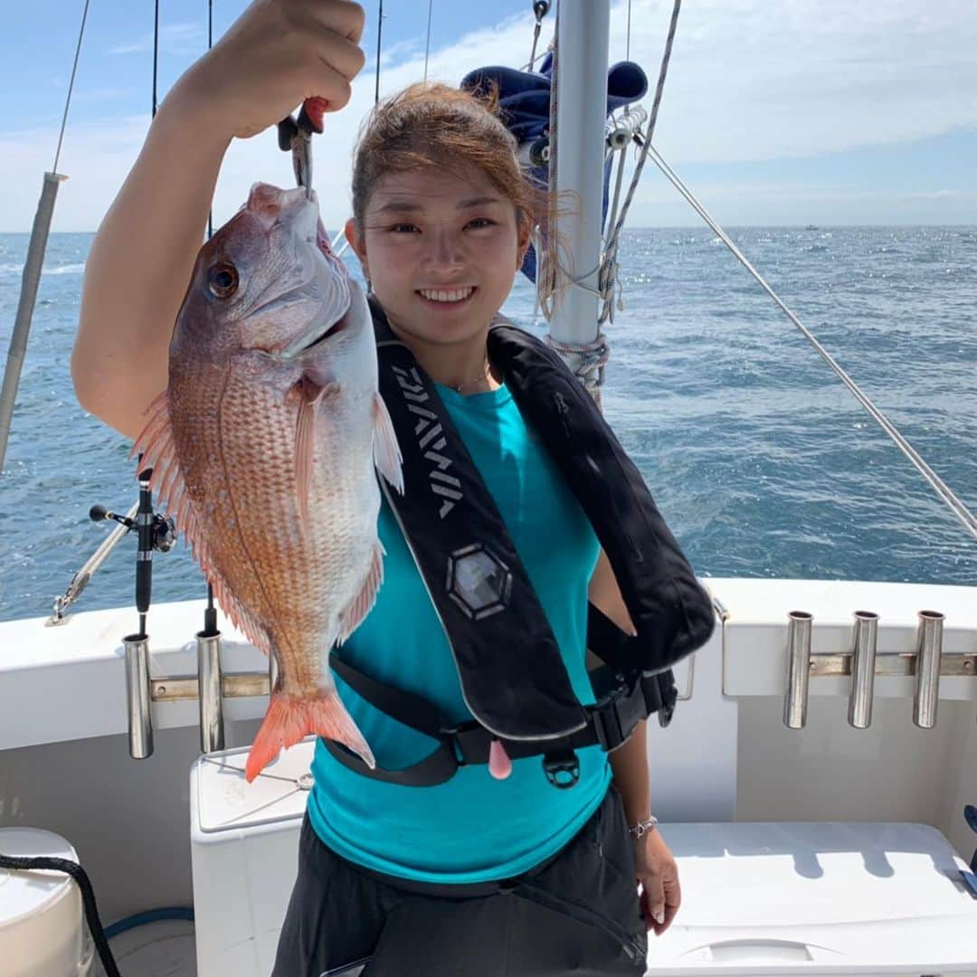 吉川桃のインスタグラム：「遅くなったけど、、 りょうくんと念願の海釣りへ🎣🤩 明石海峡大橋の下に行って鯛の大群がいるからといわれて入れた瞬間釣れました(笑) めちゃくちゃ楽しすぎてはやくまた行きたい🤗 22日間の兵庫生活長かったけど試合忙しくてあっという間な気もした、、今週は北海道です！また魚食べて頑張りマス👋 #栃木県民  #未だに海を見るとテンション上がる😂」