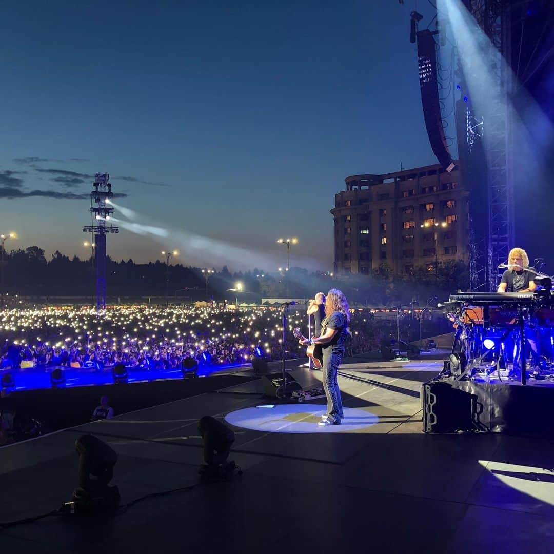 デヴィッド・ブライアンさんのインスタグラム写真 - (デヴィッド・ブライアンInstagram)「Thank you Bucharest!!! What a great night for @bonjovi Rock & Roll!!!!!! 😎🎉🎉🎉🎉👍💪💪🎶🎶🎹🔥」7月22日 20時24分 - davidbryanmusic