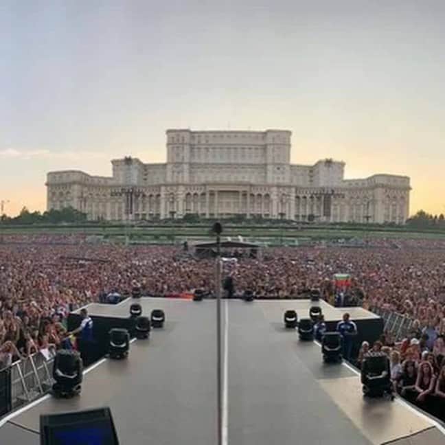 デヴィッド・ブライアンさんのインスタグラム写真 - (デヴィッド・ブライアンInstagram)「Thank you Bucharest!!! What a great night for @bonjovi Rock & Roll!!!!!! 😎🎉🎉🎉🎉👍💪💪🎶🎶🎹🔥」7月22日 20時24分 - davidbryanmusic