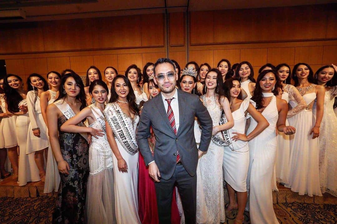 ベリッシモ・フランチェスコさんのインスタグラム写真 - (ベリッシモ・フランチェスコInstagram)「Francesco Bellissimo “The boss” with “Miss Grand Japan 2019” finalists... 🐴👍 日本に来て良かったな〜と思う瞬間😂👍 Alla faccia vostra😆 #ベリッシモ #料理研究家 #ミスグランドジャパン2019 #ミスグランドジャパン #missgrandjapan2019 #allafacciavostra #vip #luxurylifestyle #celebritychef #celebrity #italianofamoso #personaggiopubblico #instagrammer #coattoromano #美人 #donnegiapponesi #japanesegirl #beautifulgirls #missjapan #イタリアの種馬 #dapper #sprezzatura #sartorial #世界くらべてみたら #staseranondormo #fashionblogger #italian #イタリア人」7月22日 20時24分 - bellissimoyoshi