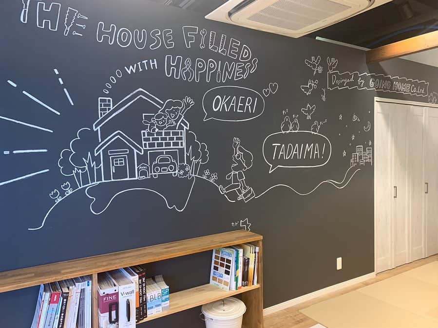 南夏希さんのインスタグラム写真 - (南夏希Instagram)「福島県の建設会社「株式会社GOING HOME」さま🏡 . できたてピカピカの郡山ショールームの黒板クロスに絵を描かせていただきました✍ . . 「ただいまとおかえりをデザインする会社」と掲げてるのがとても良いな〜とおもったので、TADAIMAとOKAERI😋 . . お子さんが遊べるスペースとつながっているので、あまり下の方には手を加えず🧒🏻👦🏻 . . とても喜んでもらえてうれしい🥰 . . お気に入りは最後に描き足したサボテンカップル🎀🧢 . . .  生まれ育ったのが奈良の大和郡山なので、福島県の郡山市は行ってみたかった場所〜🌼 . . クリームBOXというご当地パンに感動しました🍞 . . . #黒板#チョーク #illust#drawing#illustration#fashion##ファッションイラスト#おしゃれ#イラスト#イラストレーター#Illustrator#iphone#art#design#落書き#illustrator#南夏希#目で見るハッピー」7月22日 20時24分 - punipuni729