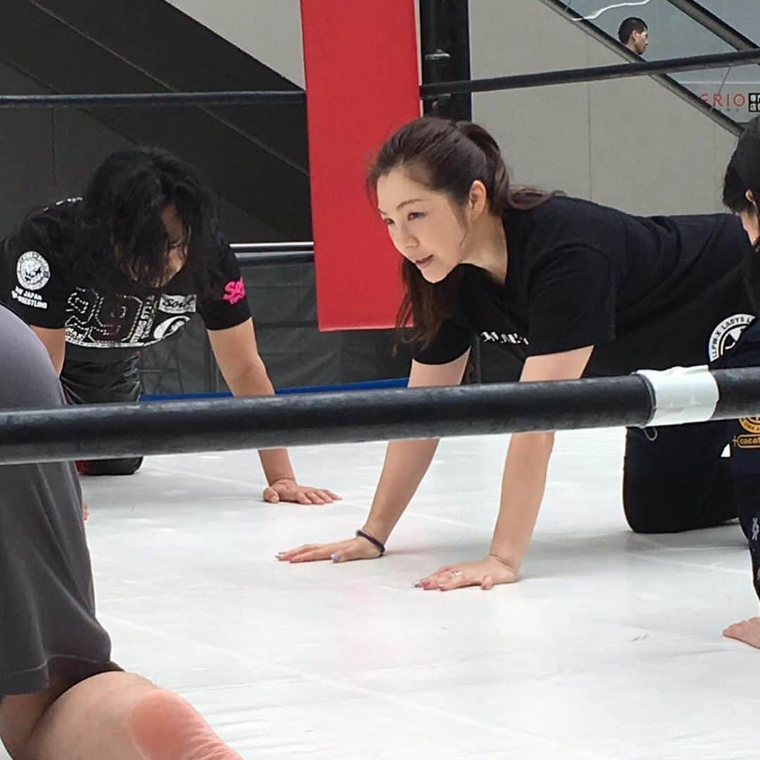 井上貴子のインスタグラム：「富山大会で 井上貴子ヨガ体験に 参加してくれた皆さま どうもありがとう^ ^  汗かいたよねぇ（笑）  普段は60〜70分のレッスンなんだけど…  この日は30分！ 30分で肩甲骨と股関節に 集中した動きを展開して 最終的にウォーリアーの1と2を マスターする！ （ヨガのポーズの基本で英雄のポーズというやつ） と言う目的を掲げ^ ^  見事全員超汗だくの中（笑）  成功したぞー！  ヨガって ゆっくりリラックスしながら やるんでしょ？？ とか  カラダかたいけどダイジョブ？  とか  そんなこと聞いたことが 間違いだった！！ という結果を出すのが 井上貴子ハッピーパワーヨガ。  1回でココロもカラダも 意識が変わりますー^ ^  アタシのコンディショニングの 半分以上はコレなの。  カラダの何兆とある細胞を 眠らせない。  叩き起こす（笑）  そして プロレスラーのアタシが 教えるヨガだものー。  プロレスっぽいことが あったりするよ^ ^  富山の参加してくれた皆さんは とてもラッキーだった！と思うよー！！ Happyで^ ^  #井上貴子  #LLPWX #女子プロレス #紅緒と柊音 #トイプードル #富山グランドプラザ #井上貴子ヨガ体験 #コブラツイストやられてるポーズ」