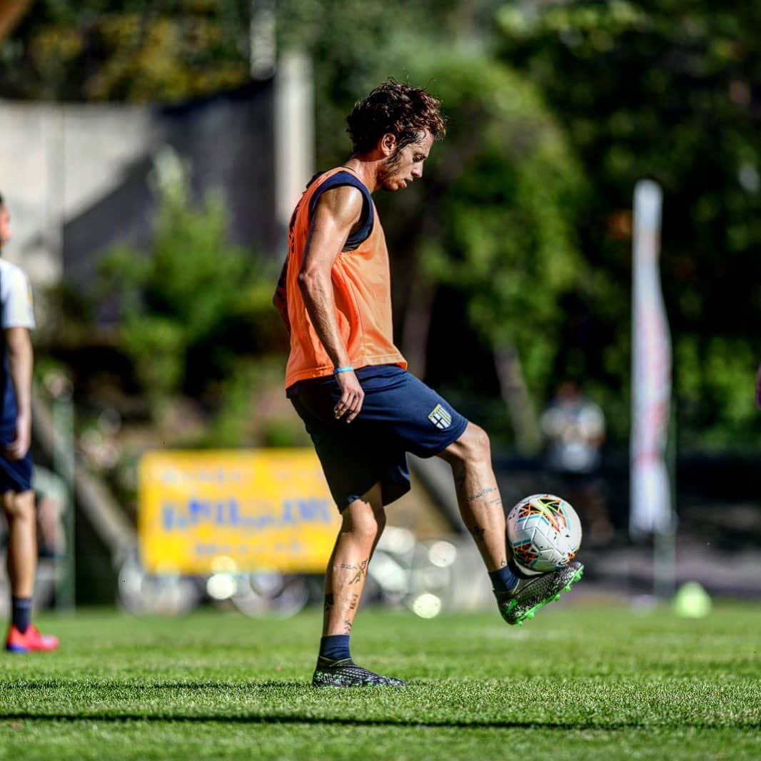 のインスタグラム：「How feeeeeeel good 💛💙 #parmacalcio1913 #JD #preseason」