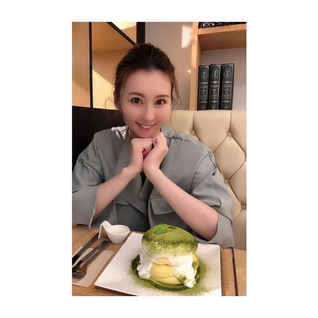 辰巳ゆいのインスタグラム：「数時間で食べまくりー笑笑 . だし巻きドッグも、うどんも、パンケーキも、あと写真撮り忘れたチピオカもー！ 美味しかった♪ 満腹で幸せ〜♡ . 昼間は、暑すぎたけど夜は肌寒くなるので、#17kg さんのカーディガンジャケットをーー♪ . 薄手なので、ちょうどよい👍 . #表参道 #だし巻きドッグ #うどん #パンケーキ #タピオカ #タピった #おいしかった #カーディガンジャケット  #コーデ #pr」