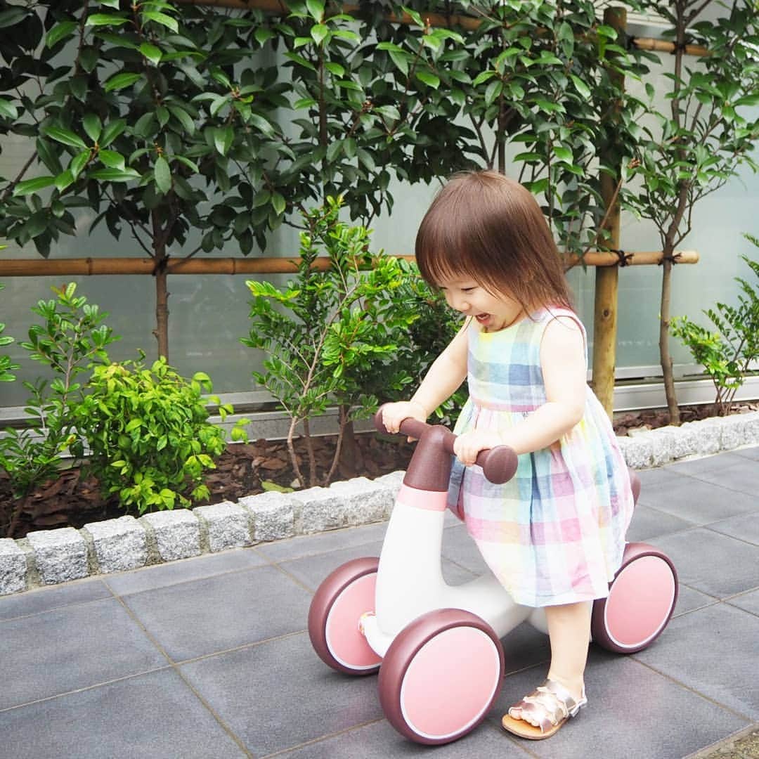 Kuboi Ayumiさんのインスタグラム写真 - (Kuboi AyumiInstagram)「「ブーブー！！！」 ･ お姉ちゃんが補助輪無しの自転車の練習をしている横で 私も乗りたーい」といつもついて回っていた妹ちゃん。  babrin（バブリン）をプレゼントしてあげました。  白とピンクでまるみのあるかわいいフォルムに一目ぼれ☆ おうちに届いた日から家の中でずっと乗って遊んでいました。  これはピンクですが、ホワイトとブルーもありますよ。  玩具安全基準合格STマークを取得しているので安心して遊べますし サドルの高さが調整可能なので、大きくなっても遊べます。  雨の日ばかりだったので、最近は雨の合間でちょっとだけ外でも遊ばせてあげてたのですが もっと広いところでのびのびと遊びたいと思うので 早く梅雨終わって～！ ･ ･  #babyootd ﻿  @gapkids_jp @petitmain_official  #babrin #バブリン #プレゼント #乗用玩具 #女の子ママ #pink #子供とお出かけ #キッズコーデ #キッズモデル #present @babrin_info」7月22日 20時27分 - himekagami