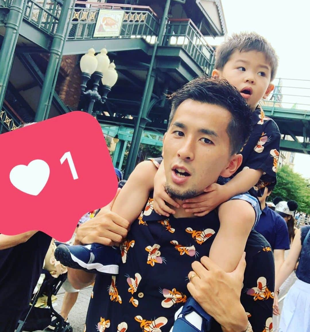 前田直輝さんのインスタグラム写真 - (前田直輝Instagram)「素敵な休日 #ディズニーシー  #ペアルック ディズニーシーでWeare the champion 熱唱する息子。 肩車疲れないと思ってたけど ずーっとしてるとしんどいですね。笑」7月22日 20時34分 - naoki112738