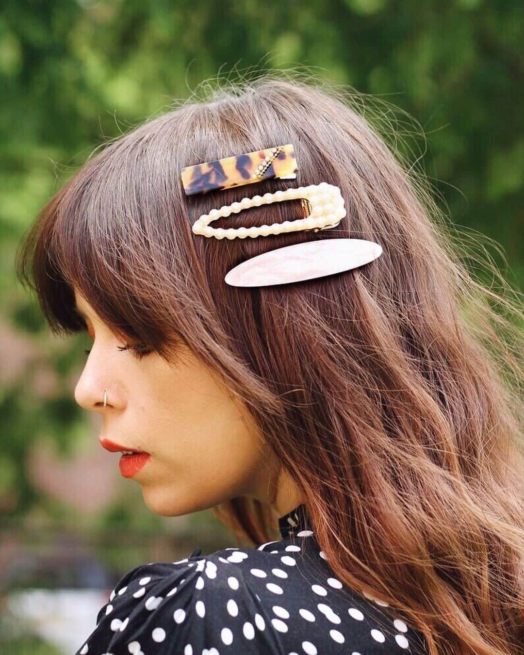 アクセサライズのインスタグラム：「Whether worn one by one or all together, our trio of hair clips is essential for the season’s biggest hair trend. This pack features embellished tortoiseshell resin, a pearly pink barrette and a cut-out clip with faux pearls. 📷@eilis.anne 🔍 7867342700 Tap the link in the bio to shop now.  #Accessorize #Accessorizer」