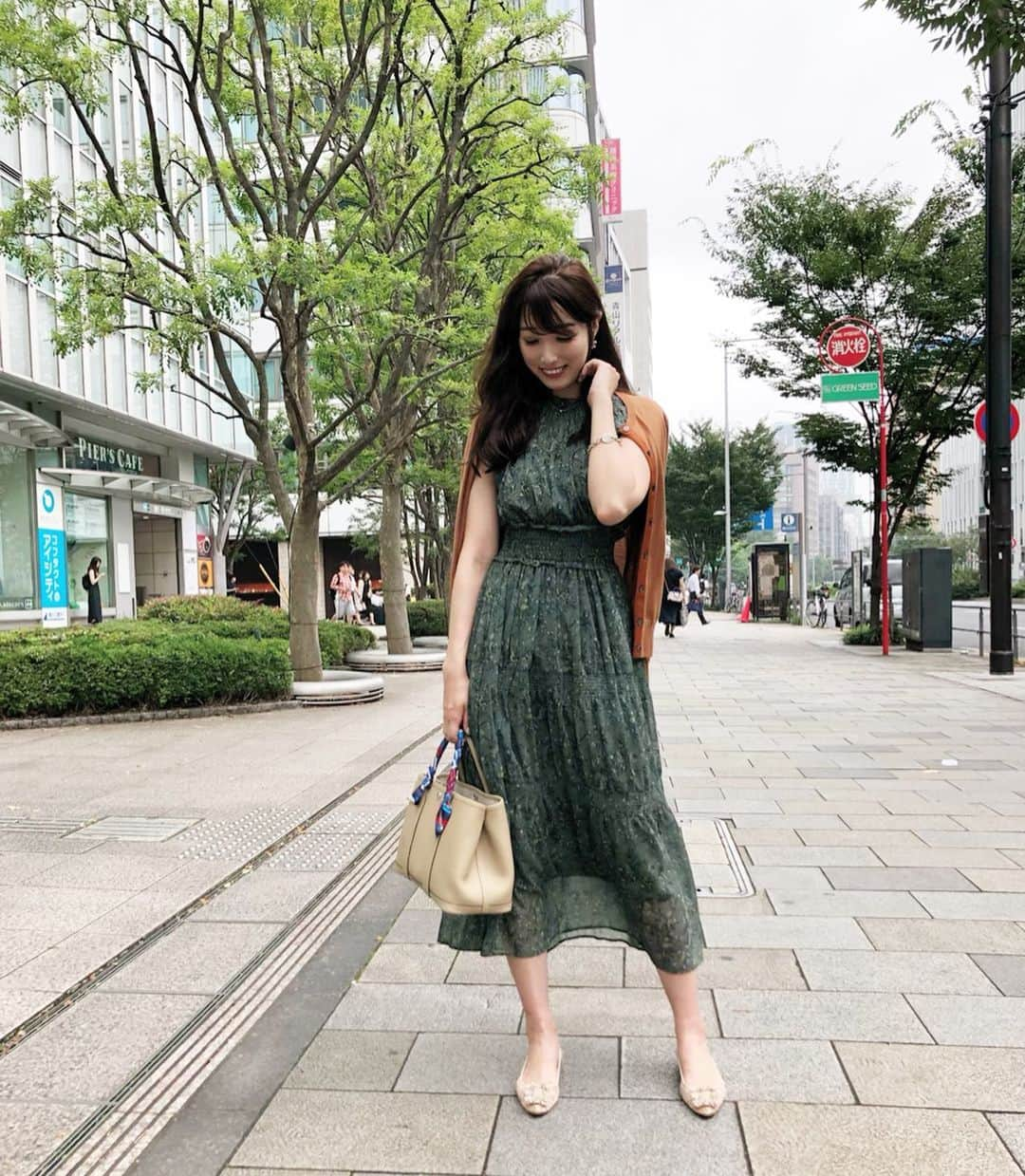 越馬千春さんのインスタグラム写真 - (越馬千春Instagram)「. . 少し早く秋色コーデ🍁✨ . . brownとgreen🧡💚 . #onepiece ..#mercuryduo (@mercuryduo_com )  #shoes ..#manoloblahnik (@manoloblahnikhq ) . #coordinate #コーディネート #コーデ #fashion #ootd #おでかけコーデ #onepieceholic #ワンピース #👗 #green #秋服 #秋」7月22日 20時34分 - chiharukoshiba