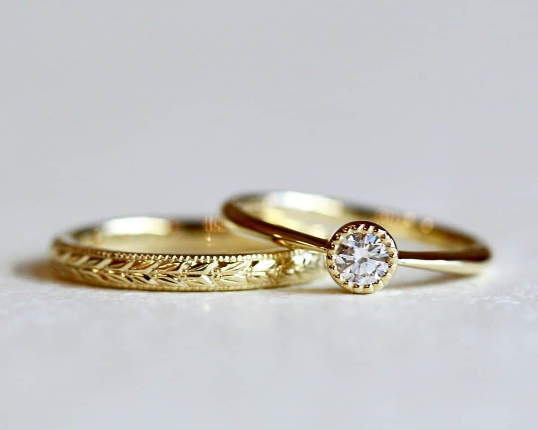 ith / イズ オーダメイド結婚指輪さんのインスタグラム写真 - (ith / イズ オーダメイド結婚指輪Instagram)「組み合わせてかわいい 結婚指輪と婚約指輪は、 ちょっぴりアンティーク感漂うデザイン。 . 婚約指輪のダイヤモンドは、 ちいさな玉飾りでぐるり。 . 結婚指輪を縁取る “ミルグレイン” と揃えることで ふたつの指輪に似た表情を生み出しました。 . . ▽ 指輪について 婚約指輪：オーダーメイド . 結婚指輪(女性)：エルバ K18YG：108,000円〜 . . ithの指輪を  #イズマリッジ とつけて投稿してください🤳✨ 7/31(水)までInstagramキャンペーン開催中🎁 . . #結婚指輪 #婚約指輪 #プロポーズ #マリッジリング #エンゲージリング  #指輪 #ダイヤモンド #ブライダルジュエリー #婚約 #プレ花嫁  #ペアリング #指輪選び #ウェディングドレス #ナチュラルウェディング #指輪探し  #結婚指輪探し #ゴールドリング #オーダーメイドリング #結婚式準備 #ウェディング小物#花嫁 #2019夏婚 #2019秋婚 #2019冬婚 #2020春婚」7月22日 20時36分 - ith_marriage