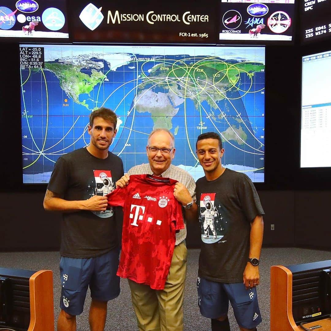 バイエルン・ミュンヘンさんのインスタグラム写真 - (バイエルン・ミュンヘンInstagram)「🚀 “One small step for @javi8martinez and @thiago6, one giant leap for mankind!“ 😉 . Thanks for having us, @nasa! #AudiFCBTour #NASA #apollo50th #apollo50 #MiaSanMia #FCBayern #packmas #🔴⚪️」7月22日 20時43分 - fcbayern