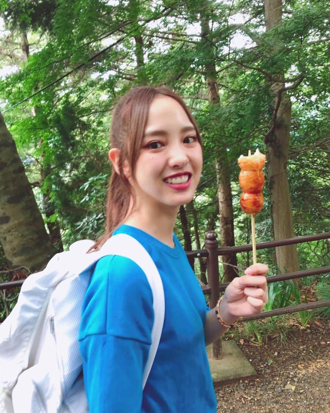 飯窪春菜のインスタグラム：「🍡🐝🍡 ・ ・ 山頂から下りつつおだんごを食べました🍡 タコ杉も見つつ🐙 ・ 山頂までは6号路から登りましたよ〜〜☺️ ・ ・ ・ #高尾山  #山登り  #登山  #はるなの毎日  #飯窪ってる」
