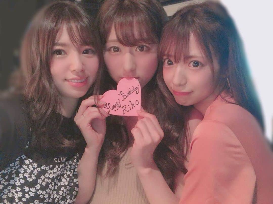のインスタグラム：「さやぴとほのぴがサプライズで お祝いしてくれたよ！☺️🎂💕 びっくりして涙出ました、、😭 みんなありがとう(>_<)❤️ これからもよろしくね🐻🌼」