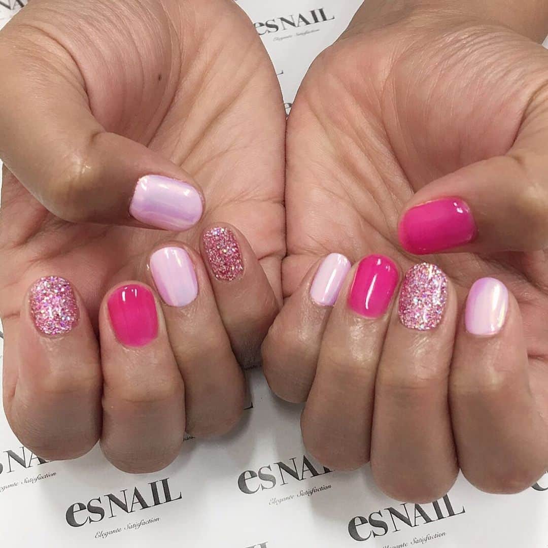 のインスタグラム：「PINK PINK PINK💗  新しいオーロラパウダーが入荷したそうです🥰✨ 今回も店舗の予約が取れずオフィスで @96301107 ちゃんにお願いしました。 嬉しい悲鳴です🙇‍♀️ es NAILでは第二新卒、中途の皆さんも大歓迎です💗 ℡ 03 5766 7780  もしくは @esnail_japan  HPネイリスト募集お問合せページよりお問合せ下さい✨✨ #esnail #nail #nails #nailart #ネイリスト募集」