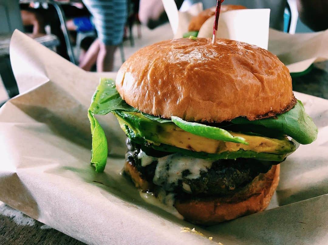 大出千尋のインスタグラム：「. ハワイ島のコナにある"ULTIMATE BURGER" . 100％牧草を食べて育ったハワイ島産の牛肉や、 オーガニック野菜を使ったハンバーガー🍔 . パンもサクフワで、ジューシーなお肉とぴったり！ 私的に、人生1美味しいハンバーガーに出会ってしまった！！🤔❣️ 日本にあったら通ってしまいそう🤤 . #ultimateburger#kailuakona#glassfed#burgers #organicburger#アルティメットバーガー」