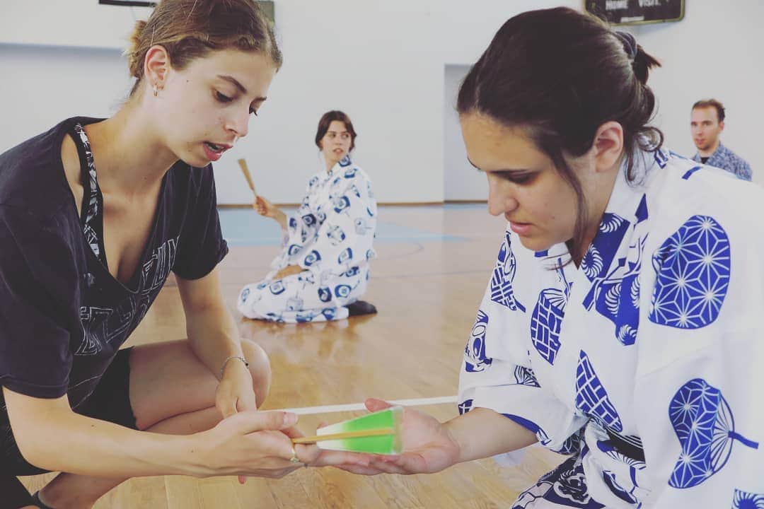 梅川壱ノ介（舞踊家）さんのインスタグラム写真 - (梅川壱ノ介（舞踊家）Instagram)「【助け合うこと】To help each other  今回のワークショップでは日本舞踊を教えることから多くのことを僕自身学びました。日本舞踊を勉強することは日本の精神を勉強することに繋がるなとつくづく思う日々でした。  その一つは困っている人が居たら、助け合うこと。  生徒たちは多くのことを学んでいました。僕を受け入れてくれて、本当にありがとう。  Thank you very much for accepting me. You are so BEAUTIFUL.  #梅川壱ノ介 #ワークショップ #日本舞踊 #ギリシャ #アテネエピダウロスフェスティバル #助け合い #workshop  #epidauruslyceum  #athensepidaurusfestival  #classicaljapanesedance  #japanesespirit」7月22日 20時59分 - umekawaichinosuke
