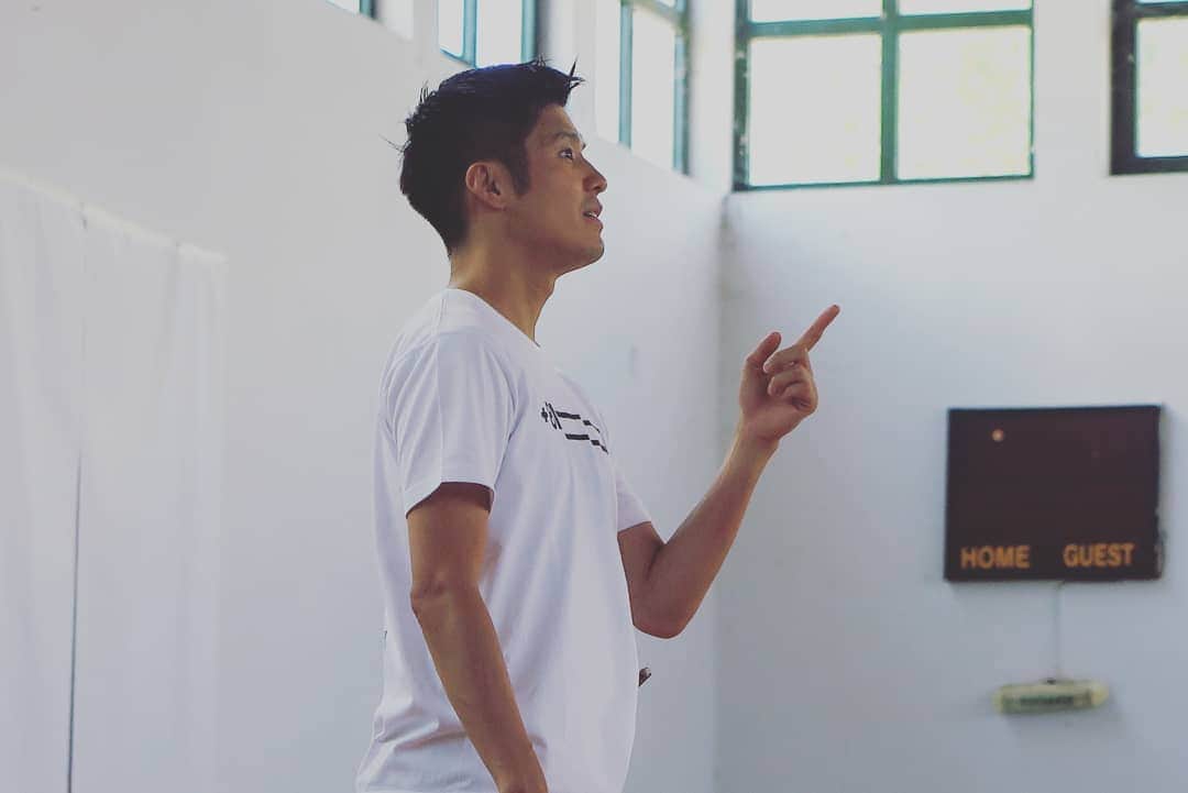 梅川壱ノ介（舞踊家）のインスタグラム：「【助け合うこと】To help each other  今回のワークショップでは日本舞踊を教えることから多くのことを僕自身学びました。日本舞踊を勉強することは日本の精神を勉強することに繋がるなとつくづく思う日々でした。  その一つは困っている人が居たら、助け合うこと。  生徒たちは多くのことを学んでいました。僕を受け入れてくれて、本当にありがとう。  Thank you very much for accepting me. You are so BEAUTIFUL.  #梅川壱ノ介 #ワークショップ #日本舞踊 #ギリシャ #アテネエピダウロスフェスティバル #助け合い #workshop  #epidauruslyceum  #athensepidaurusfestival  #classicaljapanesedance  #japanesespirit」