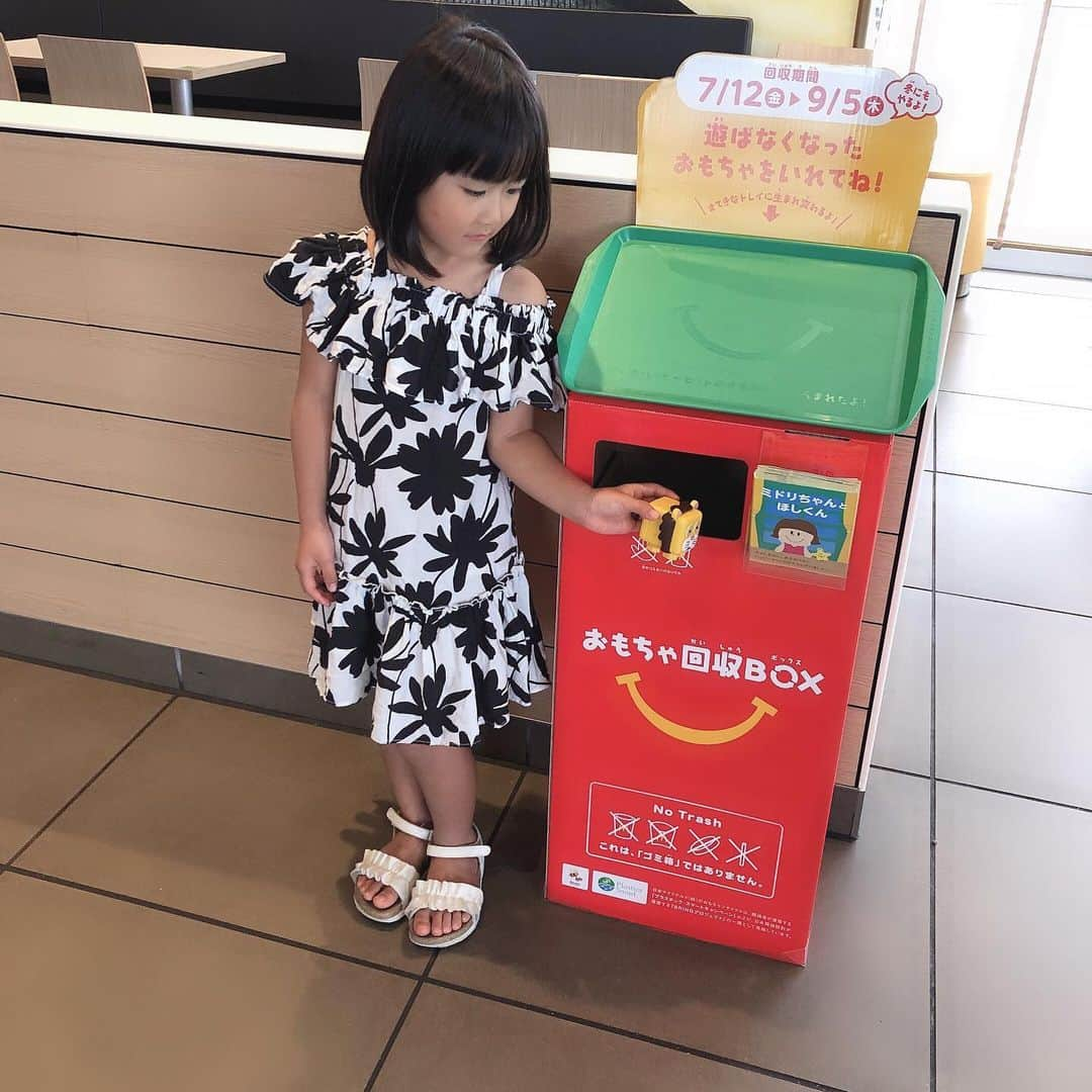 moyooonnさんのインスタグラム写真 - (moyooonnInstagram)「. @mcdonaldsjapan の 「マックでおもちゃリサイクル」 に参加してきました♡ 「マックでおもちゃリサイクル」とは、、 片づけをしたいのに、 子どもは遊ばなくなったおもちゃも手放したがらない😭💦 .  そんな子どもが 「マックでおもちゃリサイクル」 では納得しておもちゃに バイバイできて成長し、 お部屋もきれいになる！ と言うリサイクルプロジェクト♻️ ㅤㅤㅤㅤㅤㅤㅤㅤㅤㅤㅤㅤㅤ この活動に参加するにあたって 改めて子供と色々考える良いキッカケになりました(,,> <,,) . . . ❁ものを大切にすることや、ものに感謝すること。 当たり前のことだけど、なかなか伝わってなかったり、、💦 ㅤㅤㅤㅤㅤㅤㅤㅤㅤㅤㅤㅤㅤ ㅤㅤㅤㅤㅤㅤㅤㅤㅤㅤㅤㅤㅤ . . ❁環境問題について考えたりする事で 親子で考えて話すキッカケに。 子供は今の恵まれた環境を当たり前に思っているけど世界ではこんな事が起きてて、 同じ年齢で全く違った生活をしている子供たちもたくさんいるんだよー！と知るだけでも そうだったんだ！とかどうして？？と 興味を持って色々質問してくれました。 . . ㅤㅤㅤㅤㅤㅤㅤㅤㅤㅤㅤㅤㅤ ❁リサイクルを通じての新しいお片づけの方法 今まで勝手に私が要らないと判断し こっそり捨ててるパターンでした💦 が、子供が自らこのおもちゃとはお別れしよう!!と 判断する事によって、子供が達成感を感じたり、 親や大人に褒められることに喜びを感じながら 出来るなんて素晴らしい👏✨ ㅤㅤㅤㅤㅤㅤㅤㅤㅤㅤㅤㅤㅤ . .  実際に自分で店頭に行って バイバイするから達成感あるのか また他のおもちゃも持って行きたい!! こんなトレイになるなんて すごいねー!! どうやってなるのー??と興味津々でした(*^^*) ㅤㅤㅤㅤㅤㅤㅤㅤㅤㅤㅤㅤㅤ ㅤㅤㅤㅤㅤㅤㅤㅤㅤㅤㅤㅤㅤ ㅤㅤㅤㅤㅤㅤㅤㅤㅤㅤㅤㅤㅤ  #おもちゃリサイクル #ハッピーセット #マクドナルド #マック #ママライフ #インスタキッズ #ハッピーセットおもちゃ #マクドナルド_PR」7月22日 20時59分 - moyooonn