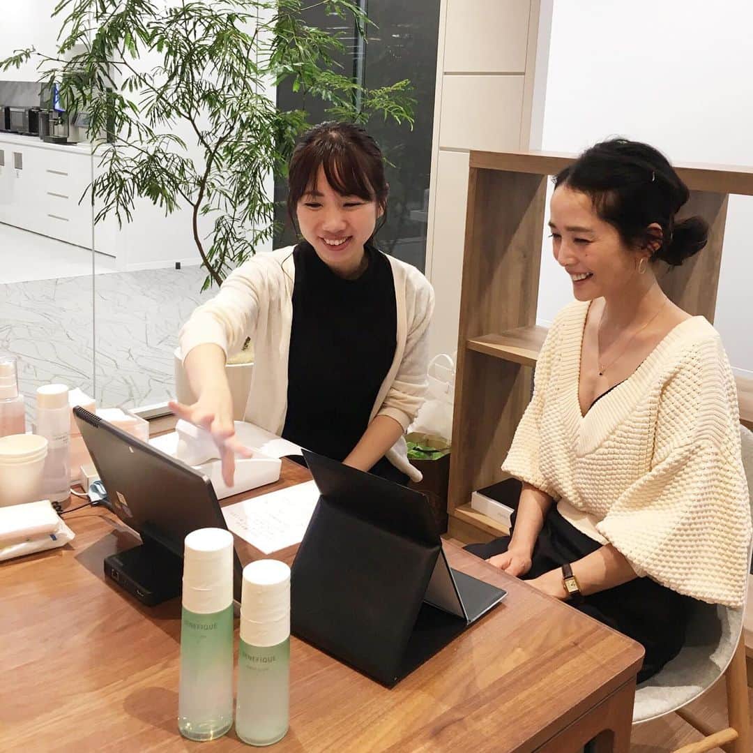 のインスタグラム：「- ベネフィークアンバサダーになりました🌿 勉強会イベントに参加させていただき まずは現在の肌測定🥺 恐れていた水分量はばっちり👍🏻 血色感、表皮の結果もまずまず◎ メラニンが少し多めでした。。 ・ シミそばかすになりやすいタイプだけど 美白を意識していただけになんとも悲しい😭  日焼け止めはもちろんだけど まずはお肌を潤すことが大事とのこと  ドゥース ローションⅠ（化粧水） ドゥース エマルジョンⅠ（乳液） ↑ しばらくこの２つを試してみようと思います とくに乳液が印象的 乳液なのに乳液感ない馴染みのはやさ 液体の色が透明！ さっぱりしていてベタつかないという 見た目も使い心地も夏にぴったり♡  ひとまずお肌を整えるところから始めよう😌 ・ ・ ・ #ベネフィーク#BENEFIQUE #ドゥース#透明乳液#リセットタイム #今日からドゥース始めます #スキンケア #skincare #ベネフィーク_アンバサダー @benefique.official」