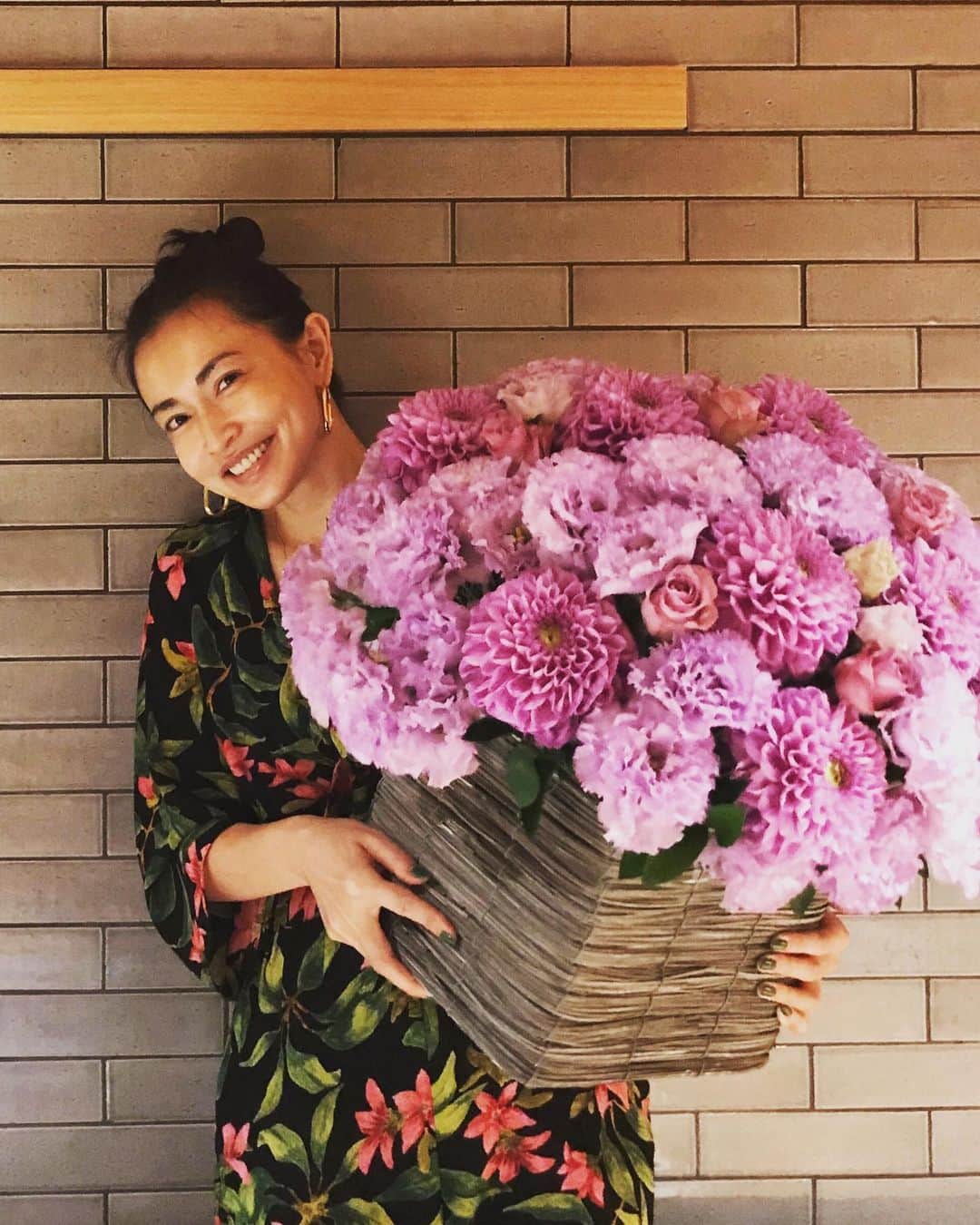 長谷川京子さんのインスタグラム写真 - (長谷川京子Instagram)「ありがとうございます😊  #chanel#birthdaypresent#flower」7月22日 20時52分 - kyoko.hasegawa.722