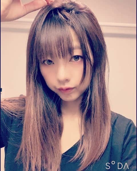 松本さゆきのインスタグラム：「#aujuaトリートメント をした後の自分ブローでどんな感じに仕上がるのかみたいと声があったので参考までに😋  ブローなのかセットなのかよくわからないけど、とりあえずそこは見てもなんの参考にもならないド素人の技術なのでスルーして頂いて😂 まぁまぁこんなに適当にしただけでもちゃんとまとまってくれてます😻  #アフロートヒルズ  #アフロート #aujua #関西美容室 #芦屋美容室」
