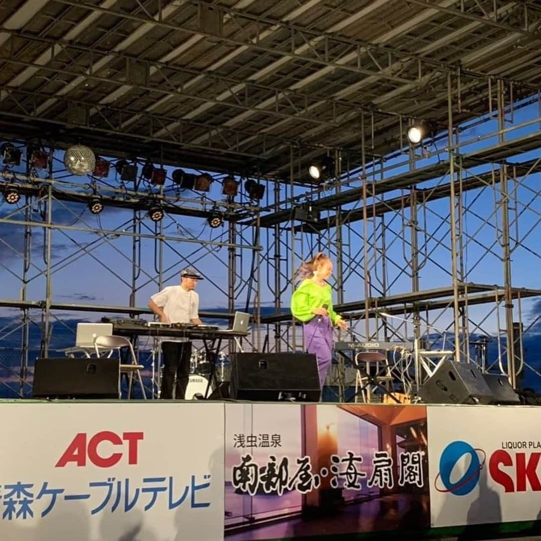 SONOMIさんのインスタグラム写真 - (SONOMIInstagram)「7/14 安潟みなと祭りと B.B CAFE。 7/15の ROOFTOP MUSIC FESTIVALと 沢山の方々にお会いでき 沢山のお声を頂いて 胸がいっぱいです。 昔から慣れ親しんだ愛着のある 景色に空気感。 あったかい津軽弁。 熊と二人で久しぶりに地元で自分らの音楽が出来て至極の時間でした。  3会場それぞれ様々な スタイルでのパフォーマンス、 なかなか準備も大変だったけれども、 せっかくだから！ってスケジュール詰め込んでくれた方々のおかげで色々なことに挑戦できました。 今回2会場を共にした青森在住の素晴らしいシンガーのSoniaちゃんと、 この機会を逃すまい！！と二人で新曲を作りました。 二人のルーツや故郷に想いを馳せた曲。 早いうちにしっかり形に残したいと思います。 大変な中取り組んでくれたSoniaちゃん、 本当にありがとう🙏✨ 拾いきれない位のストーリーズなどのタグ付けも本当にびっくりしました😭  青森の皆さん、そして遠く市外、県外からも見に来てくださった方々、 こんな素敵な機会をくださった関係者各位、皆さん本当にありがとうございました🙏🏻✨ ————————— 📷安潟みなとまつり 写真や動画送ってくださった皆様ありがとうございます✨」7月22日 20時53分 - song_chang