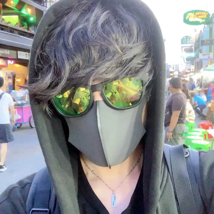 イーサンのインスタグラム：「タイに来てます😌 カオサン通りです。 ラファさんは撮影中です。  この格好ほんまに暑いです🤔  #カオサン通り  #ラファエル #raphael #マネージャー」