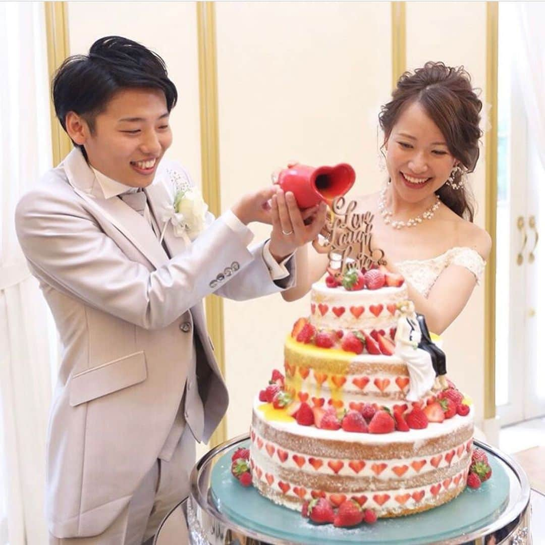 プレ花嫁の結婚式準備サイト marry【マリー】さんのインスタグラム写真 - (プレ花嫁の結婚式準備サイト marry【マリー】Instagram)「* いちごがハートカットの状態で デコレーションされた、 ハートいっぱいの#ネイキッドケーキ 💖💛 * ケーキに腰かけている風の #新郎新婦ケーキトッパー も可愛い✨ * 2枚目・3枚目では、 ケーキの上に#カラードリップ の演出を！💎 入れ物の注ぎ口まで ハート型になっていて素敵💖💛 気づいたゲストから 可愛い！の声が上がって、 とっても盛り上がりそうです♩ * photo by @wedding___rrrr * * marryは「世界中の可愛い」を集める ウェディングサイトです💎  サイト内には、 結婚式のアイデアを紹介する記事が1万以上✨ 毎日朝6時と夜の6時に新着記事をUP✨ @marryxoxo_wd の プロフィールURLからチェックできます💍  特に人気の記事は @marryxoxo_id のアカウントでも 紹介しているので必見🌷 ◌ ❁˚ #プレ花嫁#卒花#卒花嫁#2019春婚#2019夏婚#2019秋婚#2019冬婚#2020春婚#2020夏婚#2020秋婚#2020冬婚#結婚式準備#プロポーズ#婚約#marryxoxo#ウェディングケーキ#カラードリップケーキ#ウェディングケーキデザイン#ファーストバイト#ケーキカット#ケーキトッパー」7月22日 20時55分 - marryxoxo_wd