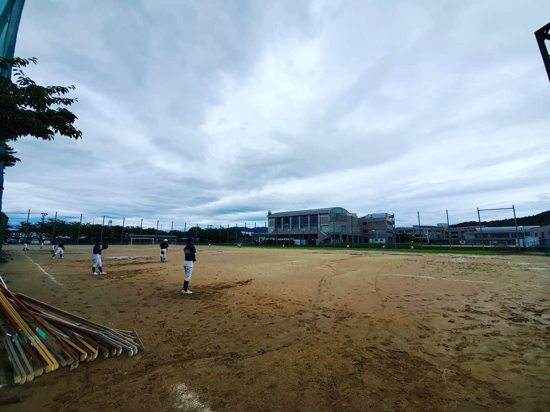 飯田嘉太さんのインスタグラム写真 - (飯田嘉太Instagram)「今日のイイダスポーツでお伝えした 金沢大学附属・野球部⚾  ㉓年振りに夏の初戦を突破し昨日、星稜と対戦しました✨  残念ながら負けてしまいましたが 最後まで楽しんで終わりたいと話していたみんなの表情は 溌剌としていて爽やかでした☺  星稜は奥川選手も途中で登板し 幼なじみの金大附・二宮主将と対戦👍 ２人とも楽しかったと話していました🎵  試合②日前、金大附属の練習・ミーティングも 覗かせて頂いたんですが ミーティングで面白い書き込みが💥  情報収集をあらゆる所からしていた選手たち👏  みんな東大や京大などを目標にしているようで それぞれの夢に向かって頑張ってもらいたいです‼  #高校野球 #高校球児 #第101回全国高等学校野球選手権大会 #石川大会 #進学校 #金沢大学附属 #野球部 #星稜 #奥川恭伸選手が登板しどよめく会場 #幼なじみの二宮主将と対戦 #漫画のような青春 #ラストミーティングも爽やか #練習前のミーティング #星稜の研究 #まさかの寺沢選手のデータの1つ目がチャリ通 #足腰と精神力の鍛練だと #お疲れ様でした #頑張れ高校球児 #石川テレビ #石川さん #livenewsit #イイダスポーツ #アナウンサー #announcer #飯田嘉太 #高校野球好きな人と繋がりたい」7月22日 20時55分 - kabuto_iida