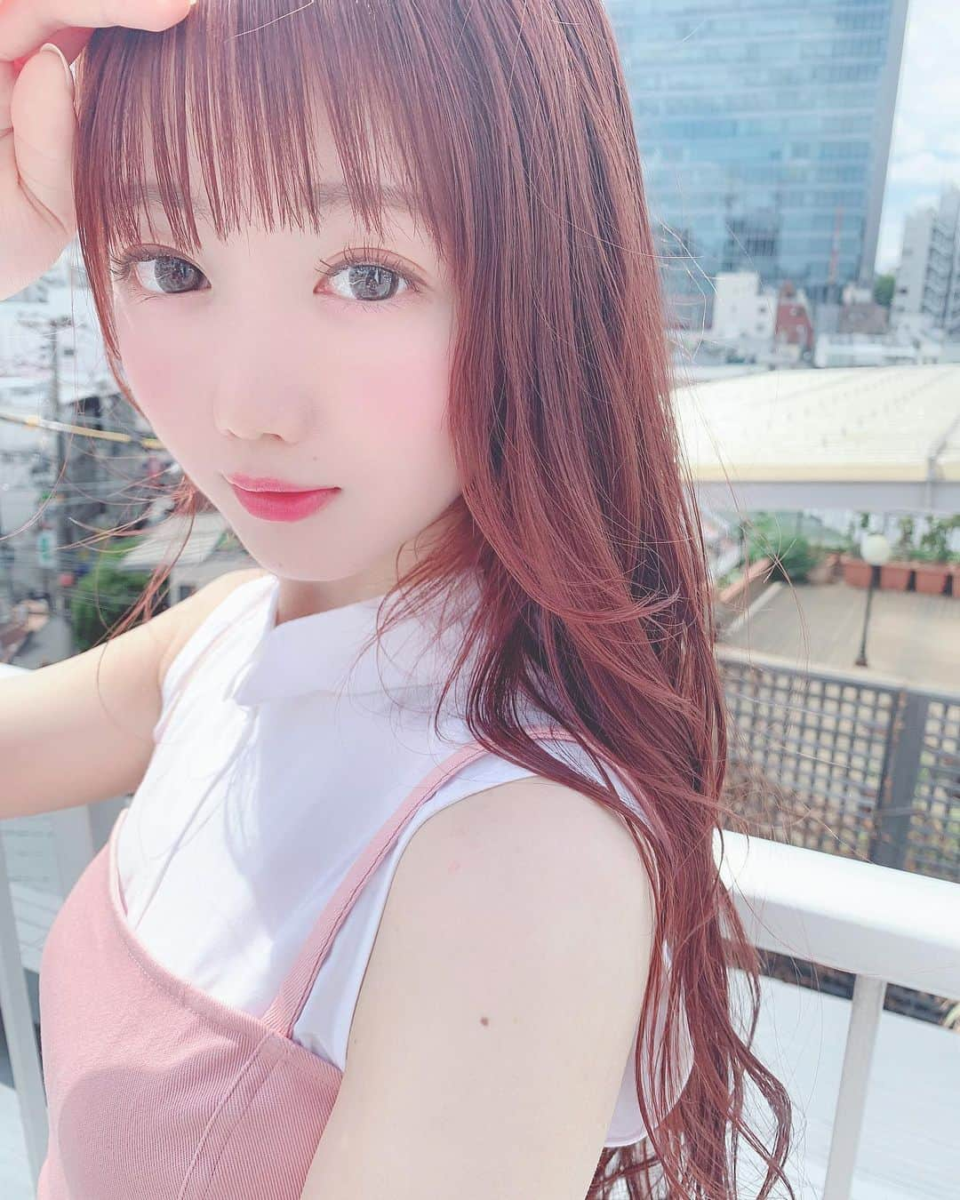 前田渉さんのインスタグラム写真 - (前田渉Instagram)「. . . 💫みりにゃNew color💫 . みりにゃも桃ピンクに🍑💓❤️ . . . . 新店舗の屋上で撮影しました✨✨ 映え😍 . . . この作品のBefore→After→Arrangeはこちらに💁‍♂️ @wataru_magic . . . model:みりにゃ #わたるマジック #わたるフィルター #cachecache #cachecacheomotesando #make #cute #idol #美容師 #メイク #アイドル #表参道 #可愛い #ロングヘア #ブリーチなし #ピンクヘアー #ピンクブラウン #前髪 #美容院 #美容室 #オルチャン #シースルーバング #🍑 #ピンクベージュ #イコラブ #カシュモ #カシュカシュバター #みりにゃ #前髪カット #前髪 #桃ピンク」7月22日 20時57分 - cachetaro