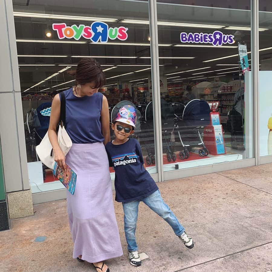 Hiromi Ｍaedaさんのインスタグラム写真 - (Hiromi ＭaedaInstagram)「＿＿＿＿＿＿＿＿＿＿＿＿＿＿＿＿ ・ 休日は家族で難波をブラブラ✌︎ @toysrus_jp で隠れトイストーリー見つけたらサンバイザーもらえたよ♡ ・ こうゆうの喜んでくれる可愛いお年頃👦🏻！ ずっとそのままでいておくれ😂 ・ ・ ・ #トイザらス#トイストーリー4#夏休みのトイザらスさあ行くぞ #toysruspr」7月22日 20時57分 - hiron953