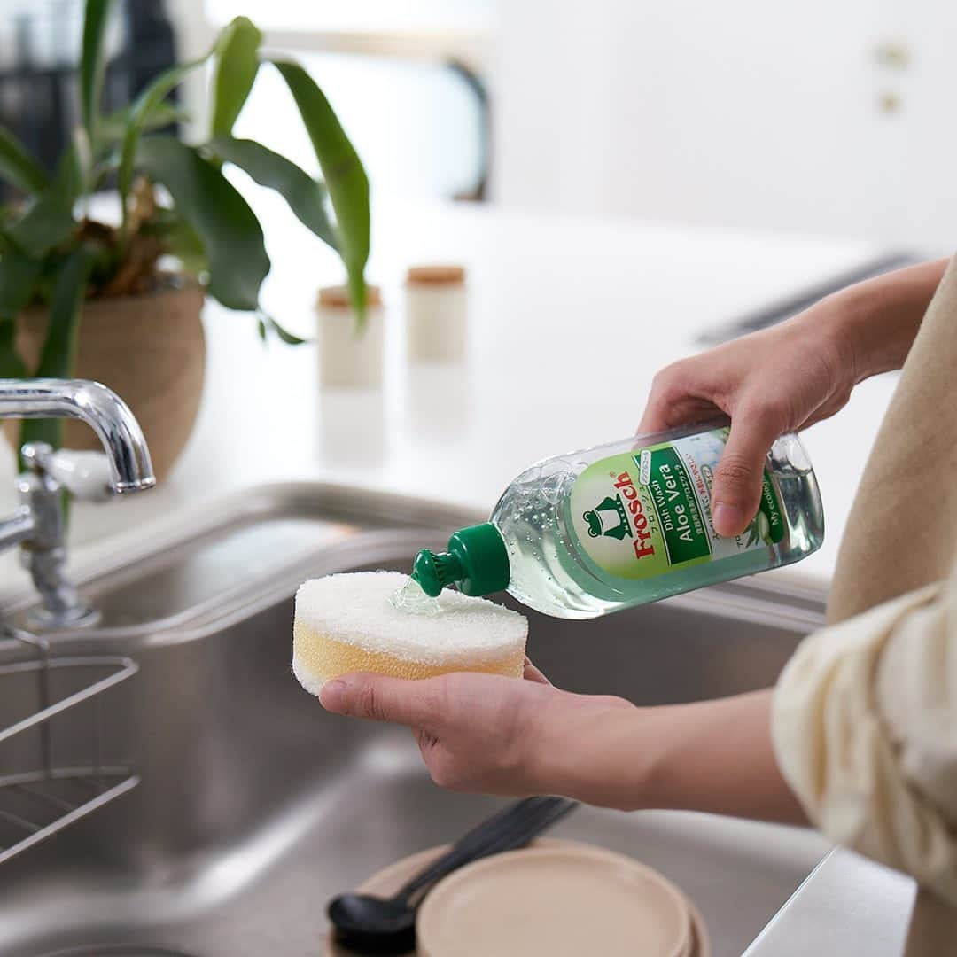 Frosch（フロッシュ）さんのインスタグラム写真 - (Frosch（フロッシュ）Instagram)「食器用洗剤の「泡立ち」は、スポンジの状態に影響を受けます。きれいなスポンジだとより泡立つので、お皿についているガンコな汚れや油汚れはウエス（使い古しの布）やヘラで取ってから洗うのが◎。また、食器洗い後のスポンジは、きれいにしておくこともお忘れなく。 つい後回しにしたくなる食器洗いですが、フロッシュ食器用洗剤アロエヴェラのみずみずしい香りに包まれながらの家事は、リフレッシュタイムにもなりますよ。 ＊ #ひと工夫 #丁寧な暮らし #暮らしを楽しむ #手肌にやさしい #食器用洗剤 #弱酸性 #お気に入り #手荒れ #アロエ #いい香り #リフレッシュ #フロッシュのある暮らし #フロッシュ #Frosch」7月22日 12時00分 - frosch.jp
